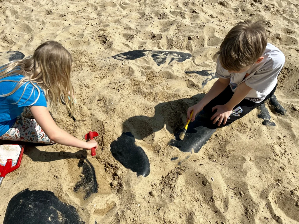dzieci szukają szkieletu dinozaura