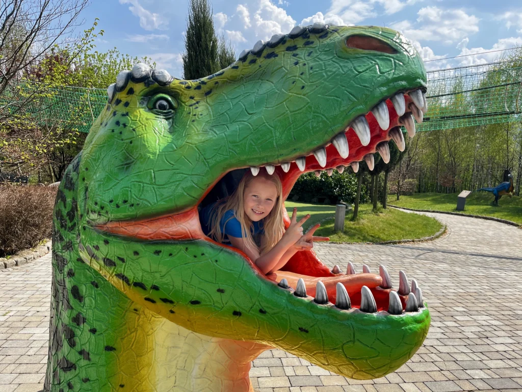 dziecko w paszczy dinozaura
